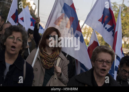 Athènes, Grèce. 24 Nov, 2016. Les manifestants en marche vers le Parlement grec tenant des banderoles et scandé des slogans contre le gouvernement. Les syndicats du secteur public ont organisé une grève de 24 heures et environ 5 000 personnes se sont rassemblées pour protester contre les compressions budgétaires et les réformes du droit du travail. Credit : Nikolas Georgiou/ZUMA/Alamy Fil Live News Banque D'Images