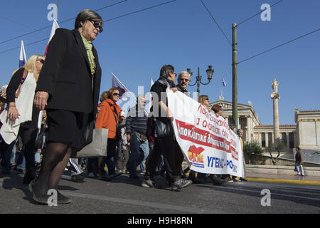 Athènes, Grèce. 24 Nov, 2016. Les manifestants en marche vers le Parlement grec tenant des banderoles et scandé des slogans contre le gouvernement. Les syndicats du secteur public ont organisé une grève de 24 heures et environ 5 000 personnes se sont rassemblées pour protester contre les compressions budgétaires et les réformes du droit du travail. Credit : Nikolas Georgiou/ZUMA/Alamy Fil Live News Banque D'Images