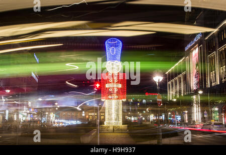 Berlin, Allemagne. 23 Nov, 2016. Un voyant Casse-noisette représenté comme un bus près de la passé, lecteurs magasin KaDeWe à Berlin, Allemagne, 23 novembre 2016. Les lumières de Noël ont été activés dans la soirée. Photo : Paul Zinken/dpa/Alamy Live News Banque D'Images