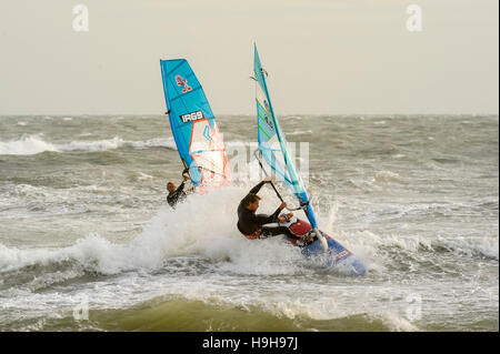 Weymouth, Dorset, UK. 24 novembre 2016. Météo britannique. Une des planches en profitant de la violence des vents et mer agitée au large plage de Weymouth, dans le Dorset. Photo de Graham Hunt/Alamy Live News Banque D'Images