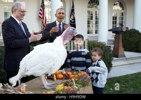 Washington DC, USA. 23 novembre, 2016. Président américain Barack Obama avec ses neveux Aaron Robinson et Austin Robinson, Président de la fédération nationale et la Turquie Jean Reicks au cours de la présentation annuelle de la Turquie dans la roseraie de la Maison Blanche le 23 novembre 2016 à Washington, DC. Le président Obama a gracié les dindes nommé Tater et tot pour la dernière fois en tant qu'il se prépare à quitter ses fonctions après 8 ans. Credit : Planetpix/Alamy Live News Banque D'Images