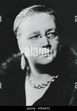 Dorothy Sayers (1893-1957), le célèbre écrivain anglais souvent considéré comme l'un des auteurs britanniques officieusement connu comme 'l'Inklings' (en raison de son amitié avec C.S. Lewis et Charles Williams). Photo par Howard Coster, 1938. Banque D'Images