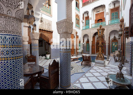 Patio au Riad Arabesque à Fès, Maroc. L'hôtel est très accessible et de nombreux coins vous invitent à vous attarder Banque D'Images