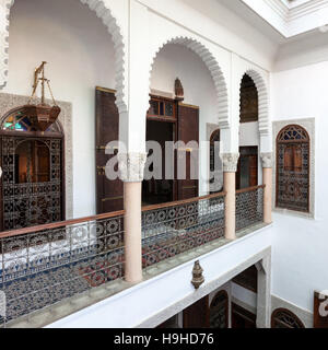 Patio au Riad Arabesque à Fès, Maroc. Ces dernières années, les anciennes maisons patriciennes ont été converties en logements luxueux Banque D'Images