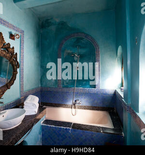 Salle de bains dans Riad Arabesque à Fès, Maroc. Les murs bleus de la salle de bains de la suite Ambassador Saad ne sont pas peints mais sont constitués de tadelakt de couleur unie Banque D'Images