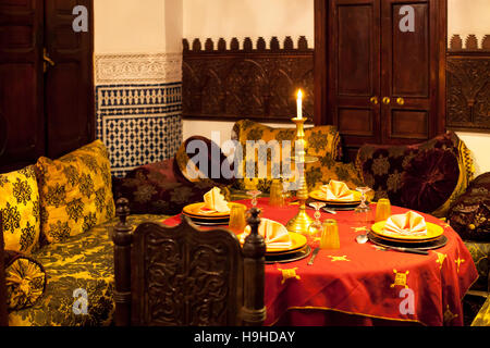 Table de dîner en terrasse, Arqbesque Riad Fés, Maroc la nuit Banque D'Images