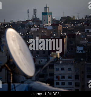 Paysage urbain de Fès Maroc avec de nombreuses antennes paraboliques. Une myriade de paraboles satellite peut être vue sur les toits de Fès - l'antiquité rencontre le présent Banque D'Images