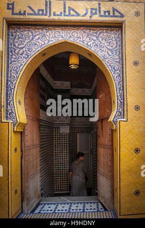 Entrée de hammam typique de Fès, Maroc Banque D'Images