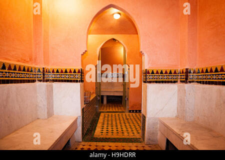 Hamam marocain au Riad Arabesque à Fès, Maroc. Les soins de bien-être proposés dans le riad par un Tellak (masseuse et gardien de piscine en même temps) doivent être réservés à l'avance Banque D'Images