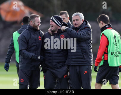 (De gauche à droite) de Manchester United Wayne Rooney, massuer Rod Thornley et manager Jose Mourinho posent pour une photo lors de la session de formation à l'Aon complexe de formation, Carrington. Banque D'Images