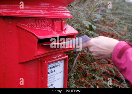 Poster une lettre Banque D'Images