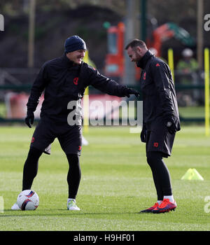 Bastian Schweinsteiger Manchester United (à gauche) et Wayne Rooney lors de la session de formation à l'Aon complexe de formation, Carrington. Banque D'Images