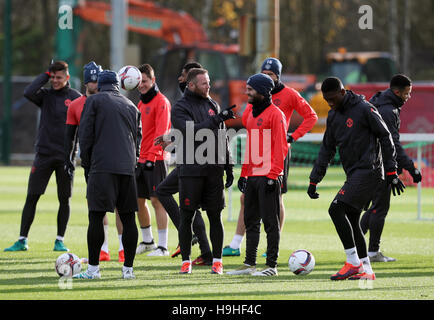 De Manchester United Wayne Rooney (centre gauche) s'entretient avec Juan Mata durant la session de formation à l'Aon complexe de formation, Carrington. Banque D'Images