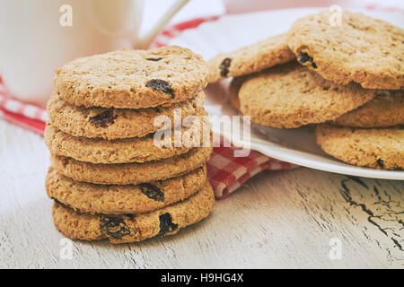 Pile de biscuits complet avec des raisins sur table rustique blanc Banque D'Images