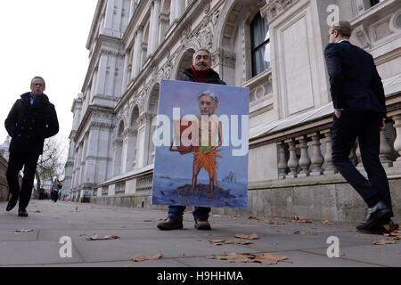 Artiste satyrique Kaya Mar avec un de ses peintures dans Westminster, Londres, comme Philip Hammond se prépare à livrer sa première déclaration d'automne comme chancelier. Banque D'Images