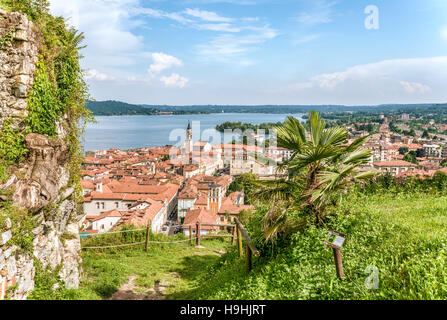 Vue depuis le Parco della Rocca Borromea sur Arona et Lago Maggiore, Lombardie, Italie Banque D'Images