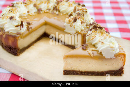 Le beurre d'arachide au four Gâteau au fromage avec une base de biscuit chocolat Banque D'Images