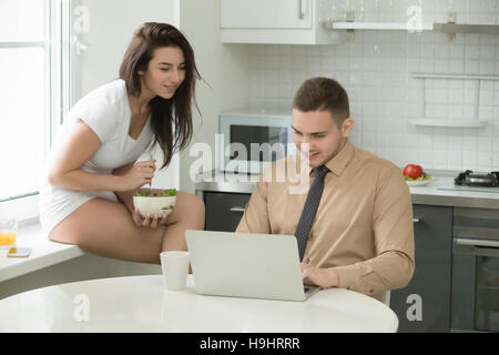 Jeune couple de prendre le petit déjeuner sur la journée Banque D'Images