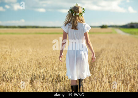 Happy young woman en fleurs gerbe au champ de céréales Banque D'Images