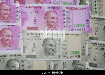 L'Inde d'argent frais de 500 et 2000 billets de banque monnaie indienne après nouvellement libérés de démonétisation vieilles Notes Banque D'Images