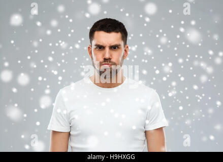 L'homme drôle avec plus de visage en colère fond neige Banque D'Images