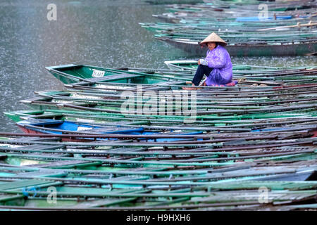 En sampans Tam Coc, Ninh Binh, Vietnam, Asie Banque D'Images