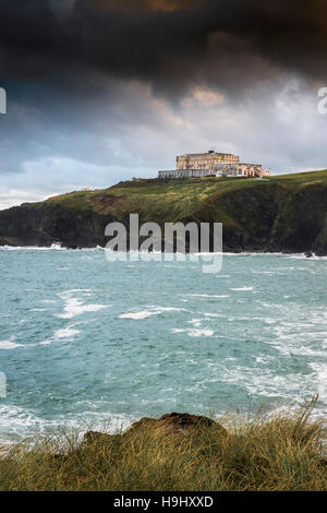 De gros nuages de tempête Angus recueillir plus de l'hôtel Atlantic à Newquay, Cornwall Banque D'Images