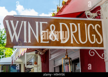 Wine & drogues affiche à l'extérieur un magasin à Ravello, Italie. Banque D'Images