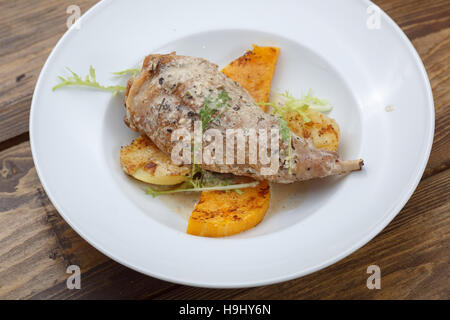 Le Poulet en sauce aux herbes, pommes de terre et de citrouille Banque D'Images