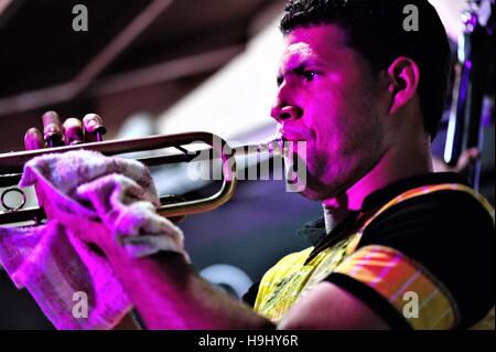 Homme jouant du trombone dans un club de La Havane, Cuba. Banque D'Images