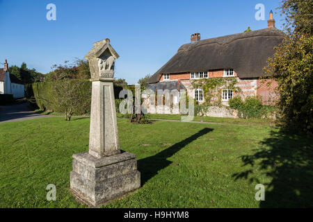 Maison du village de Martin avec des répliques 2000 village cross, Hampshire, Royaume-Uni Banque D'Images