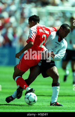 PAUL INCE & IMED BEN YOUNES ANGLETERRE V TUNISIE 17 Juin 1998 Banque D'Images