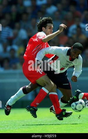 PAUL INCE & CHIHI ANGLETERRE V TUNISIE 17 Juin 1998 Banque D'Images