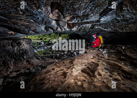 Spéléologue Porth dans yr Ogof, Pays de Galles, Royaume-Uni Banque D'Images