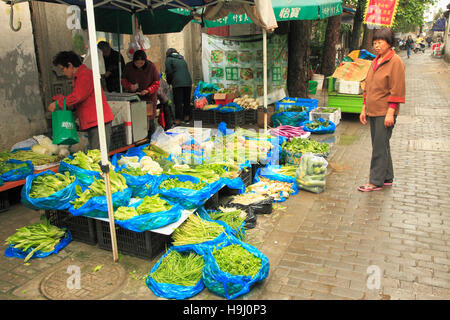 Chine, Jiangsu, Suzhou, légumes, marché, les gens, Banque D'Images