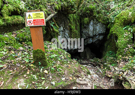 Panneau d'avertissement à l'entrée an Porth Ogof, une grotte dans le parc national de Brecon Beacons, Pays de Galles, Royaume-Uni Banque D'Images