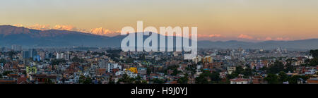 Vue panoramique sur la ville de Katmandou et l'Himalaya de Patan, Népal Banque D'Images