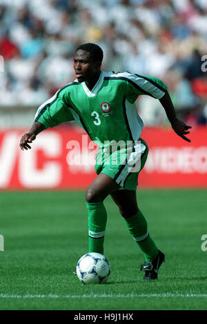 CELESTINE BABAYARO NIGÉRIA & Chelsea FC 30 Juin 1998 Banque D'Images