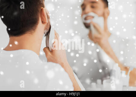 Close up of man dépose de la mousse de la face Banque D'Images