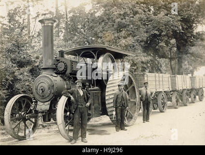 Image d'archive historique de trois hommes avec un tracteur à vapeur Burrell et les wagons de fret. 1906. Banque D'Images