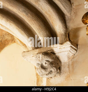 La longue galerie, détail d'archway de Ramsey Abbey. Banque D'Images