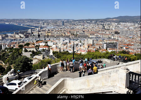 Vue aérienne de Marseille a été prise depuis le sommet de Notre Dame de la Garde Banque D'Images