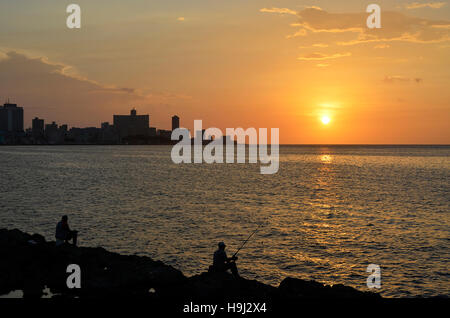 Le coucher du soleil, d'horizon, Malecon et les pêcheurs à La Havane (Cuba) Banque D'Images