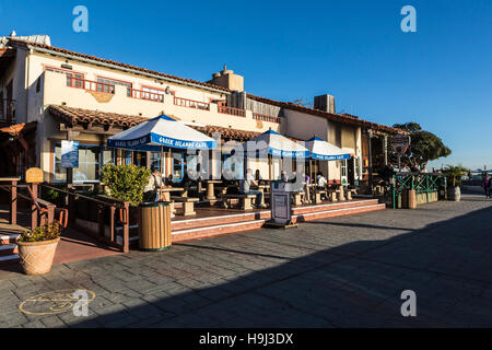 Coin repas extérieur à seaport village sur la baie de San Diego Banque D'Images