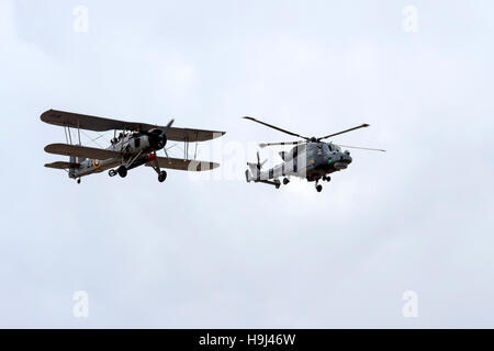 La Marine royale biplan Fairey Swordfish et Agusta Westland AW159 Wildcat ( black cats ) défilé aérien hélicoptère airshow Banque D'Images