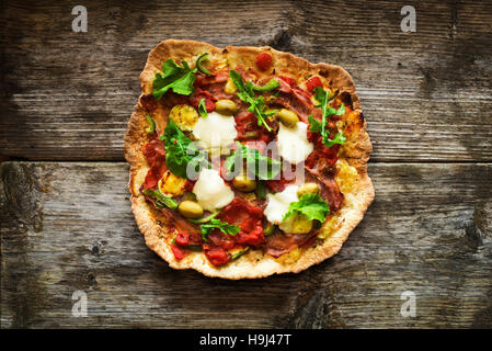 Pizza italien délicieux servi sur table en bois Banque D'Images