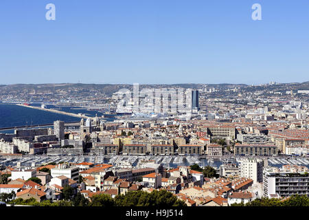 Vue aérienne de Marseille a été prise depuis le sommet de Notre Dame de la Garde Banque D'Images