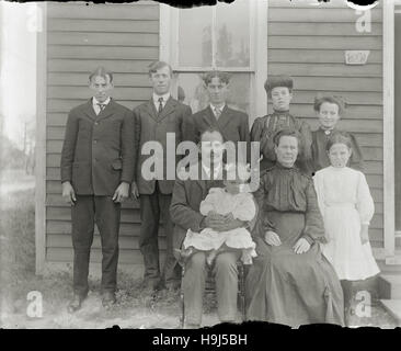 C Antique1890 photo, three generation family portrait. Emplacement inconnu, probablement Midwest (USA) de l'Ohio ou de l'Indiana. SOURCE : négatif photographique original. Banque D'Images