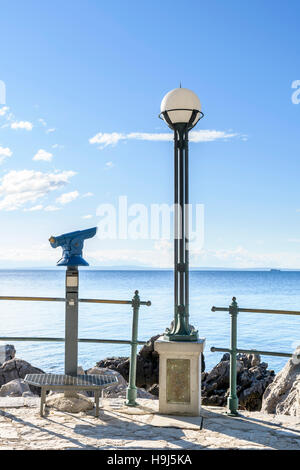 Coin operated public bleu télescope monoculaire - tourisme Banque D'Images