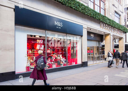 M&S Windows Noël sur Oxford Street, London, UK Banque D'Images